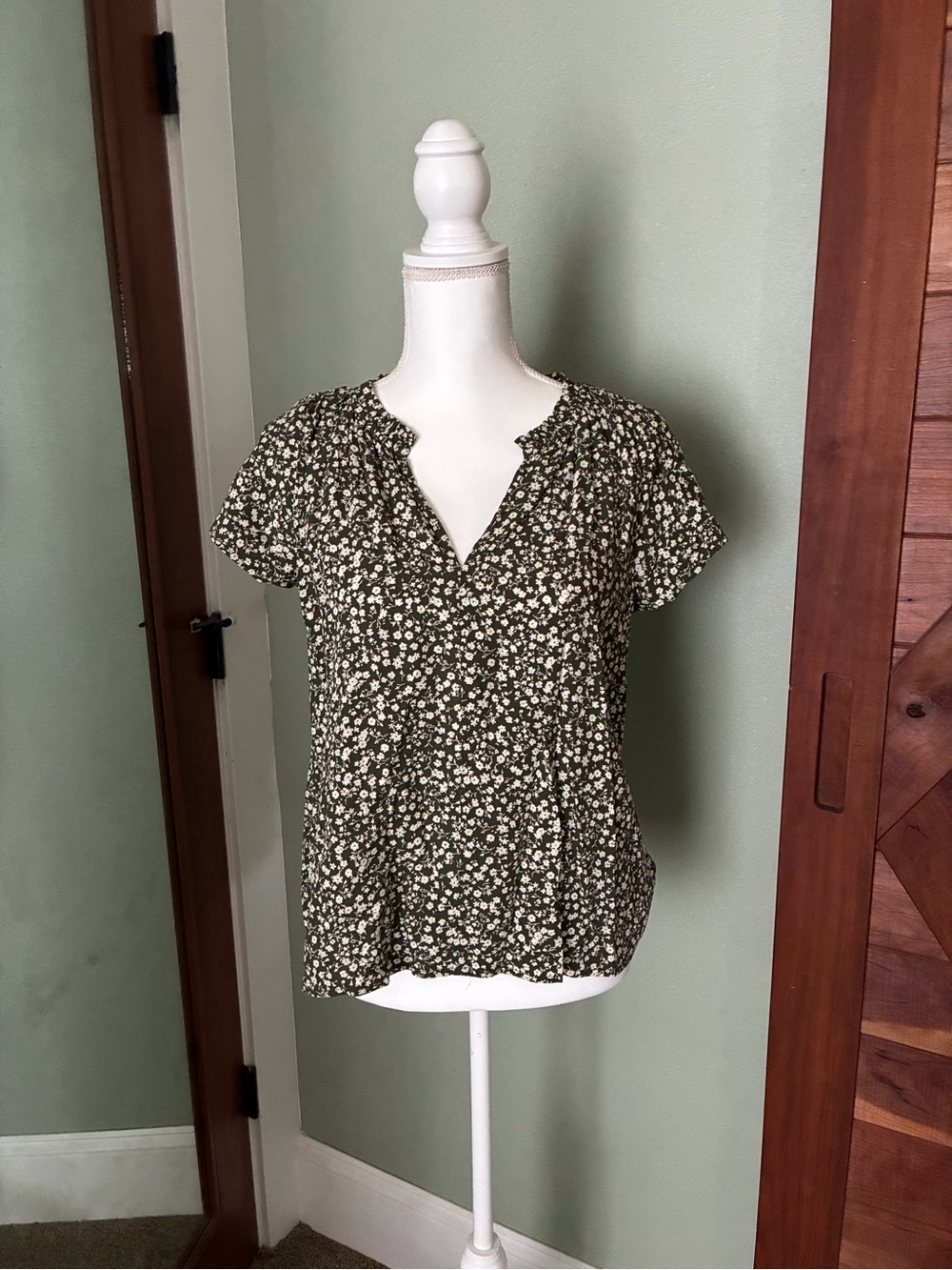 Gap green and white floral blouse